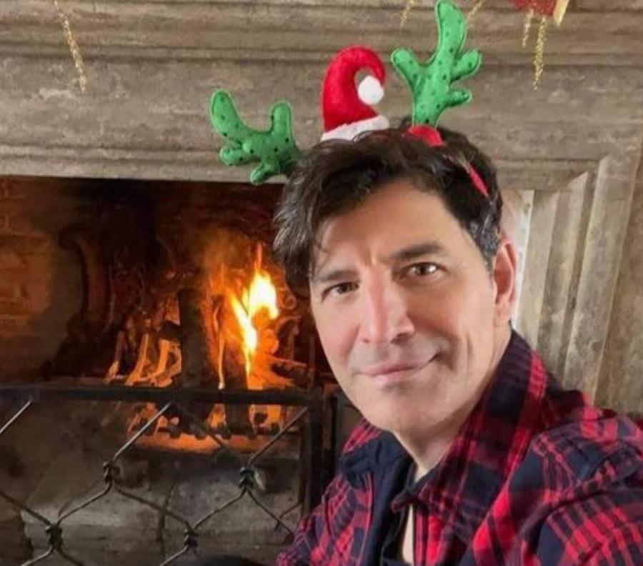 Η υπέροχη φωτογραφία του Σάκη Ρουβά με την Κάτια Ζυγούλη μαζί με τα 4 παιδιά τους μπροστά στο χριστουγεννιάτικο δέντρο