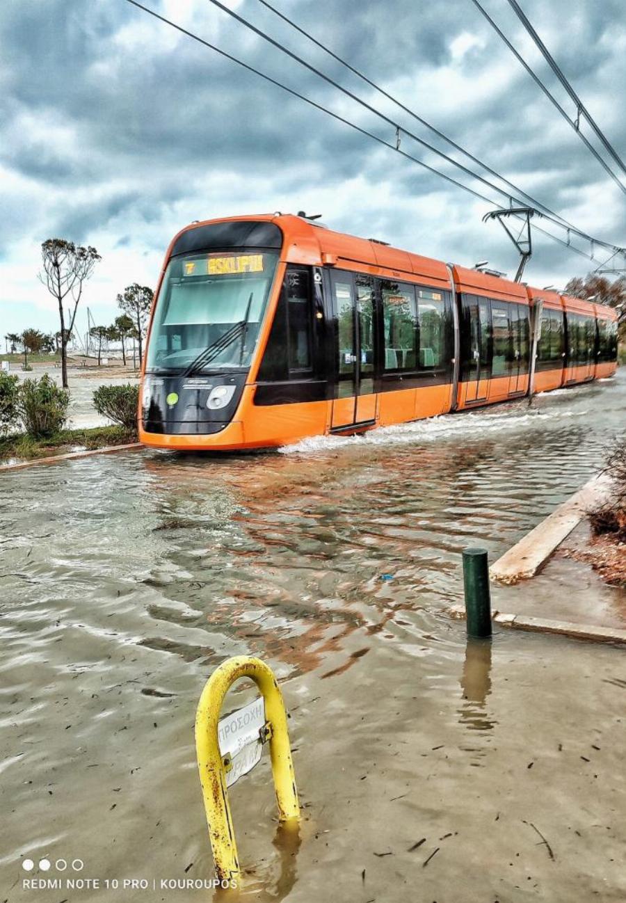 Πρωτόγνωρες εικόνες: Η θάλασσα έφτασε στις γραμμές του τραμ