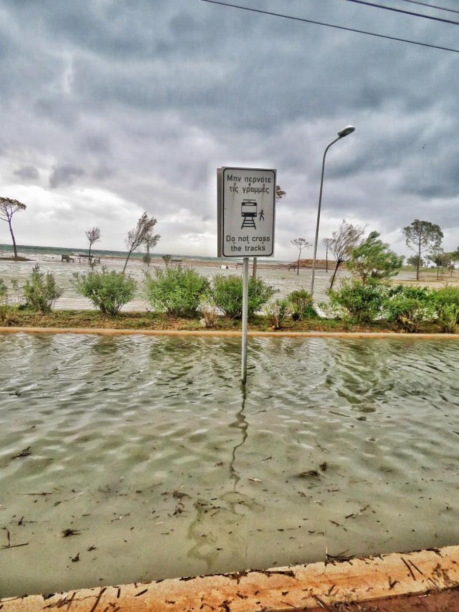 Πρωτόγνωρες εικόνες: Η θάλασσα έφτασε στις γραμμές του τραμ