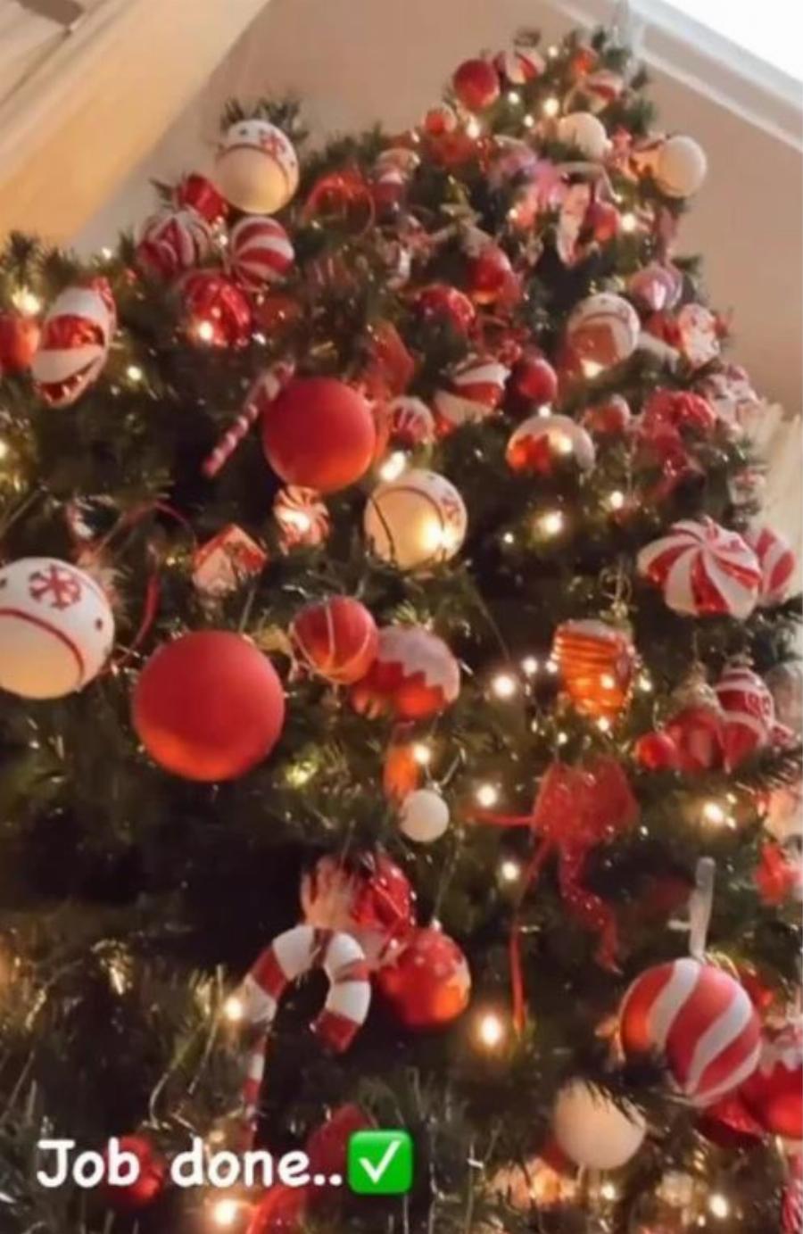 Μαριέττα Χρουσαλά: Το εντυπωσιακό, πανάκριβο στολισμένο σπίτι και το πανύψηλο Χριστουγεννιάτικο δέντρο στο σαλόνι