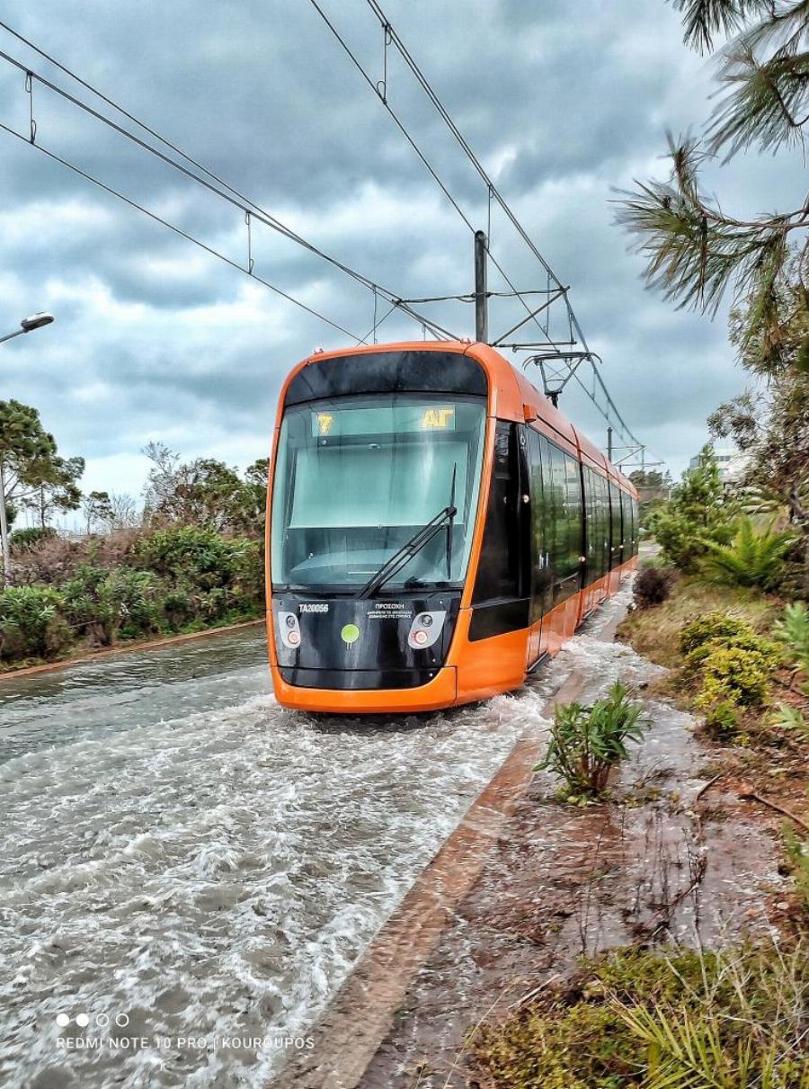 Πρωτόγνωρες εικόνες: Η θάλασσα έφτασε στις γραμμές του τραμ