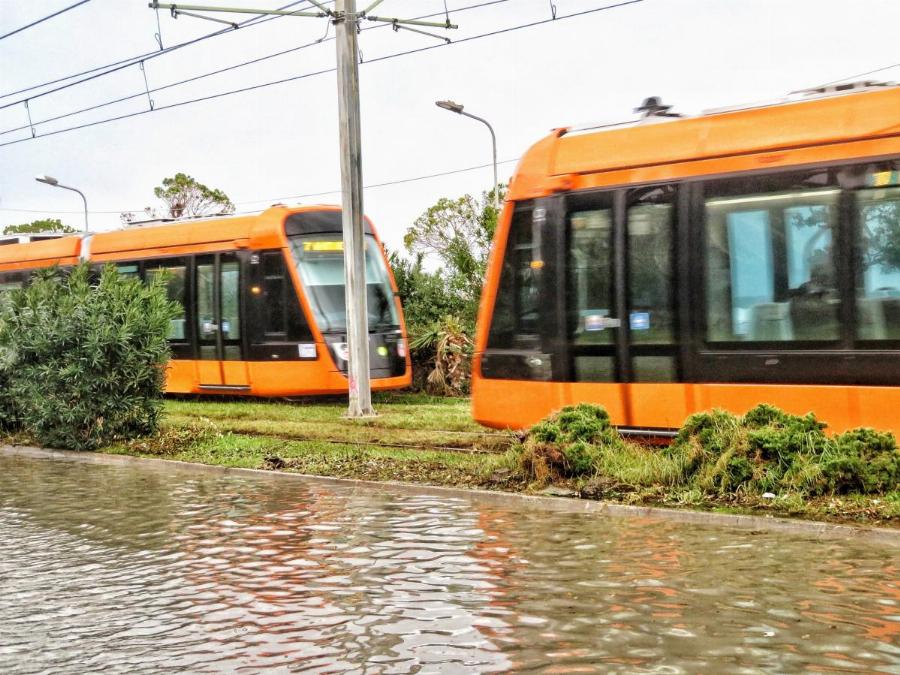 Πρωτόγνωρες εικόνες: Η θάλασσα έφτασε στις γραμμές του τραμ