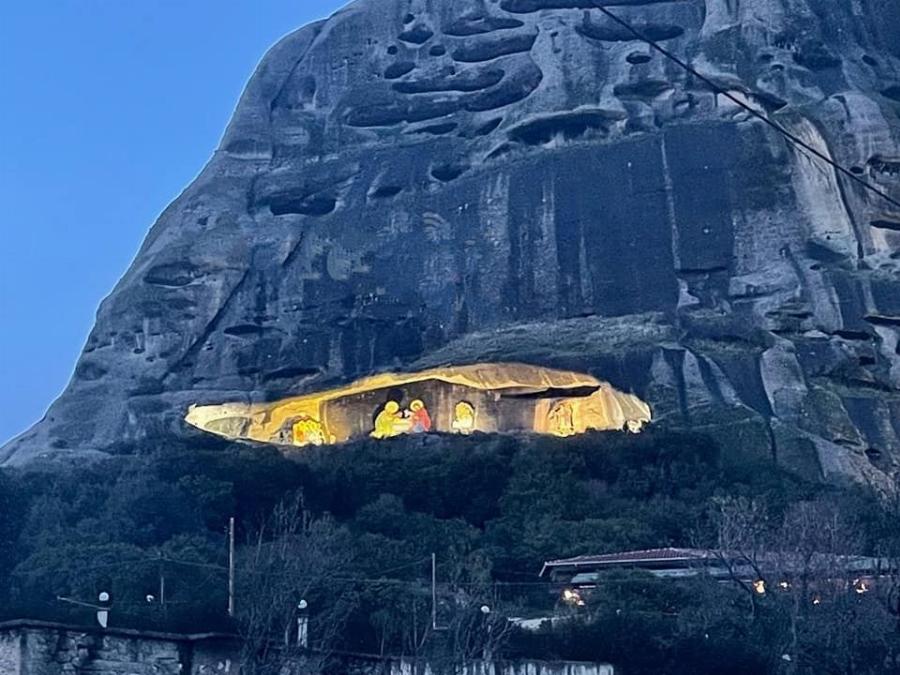 Η φάτνη σε σπηλιά των Μετεώρων που προκαλεί δέος – “Το μάτι του Θεού”