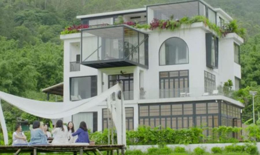 Αληθινή φιλία: 7 φίλες έχτισαν μαζί το σπίτι των ονείρων τους για να περάσουν ολόκληρη τη ζωή μαζί