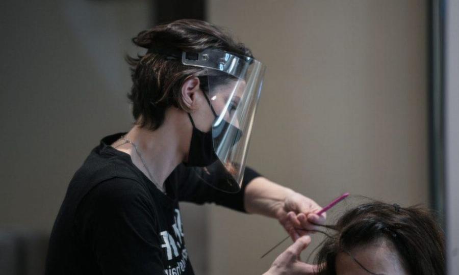 «Πήγαινα κομμώτρια στα σπίτια με το παιδί μου και μέναμε σε υπόγειο. Σήμερα έχω κομμωτήριο, τα κατάφερα!»