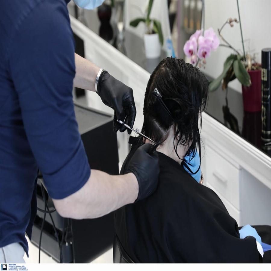 «Πήγαινα κομμώτρια στα σπίτια με το παιδί μου και μέναμε σε υπόγειο. Σήμερα έχω κομμωτήριο, τα κατάφερα!»