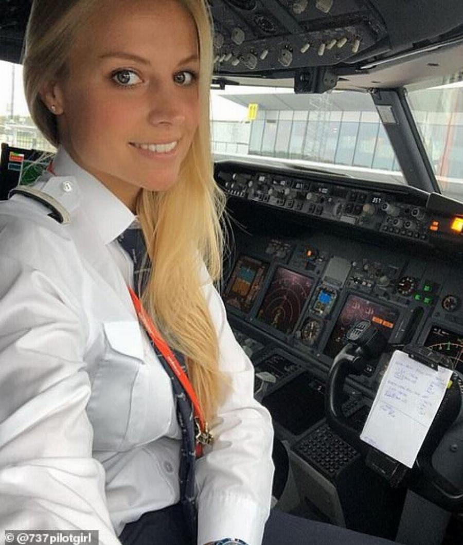 «Συνήθως με ρωτάνε αν είμαι αεροσυνοδός»: Μια 27χρονη στο πιλοτήριο του θηριώδους Jumbo 747