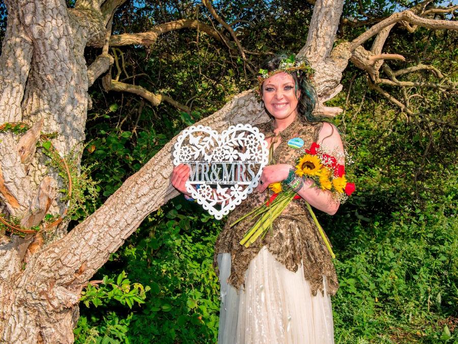 37χρονη ερωτεύτηκε και παντρεύτηκε δέντρο και άλλαξε ακόμη και το επιθετό της σε κουφοξυλιά