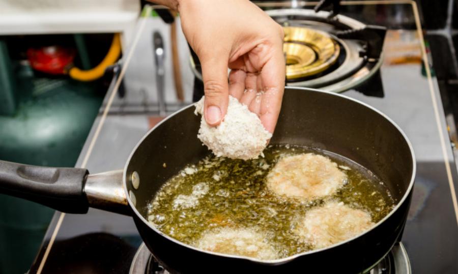 «Τηγανίλα»: Τρεις εύκολοι και φυσικοί τρόποι για να απαλλαγείτε μία για πάντα από την μυρωδιά