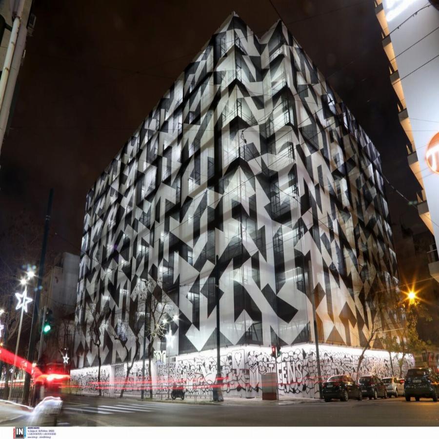 Μινιόν: Τα φώτα άναψαν στο ιστορικό κτήριο και «έλαμψε» η Πατησίων