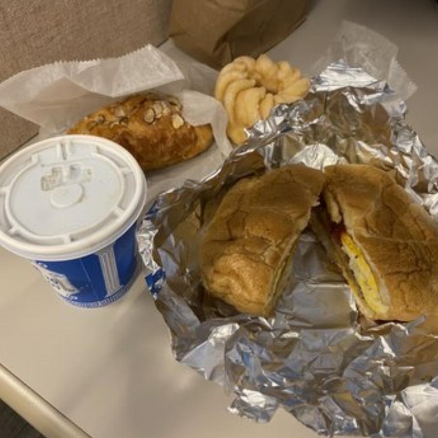 Μama Jo: Η διάσημη καντίνα 68χρονης Ελληνίδας στη Νέα Υόρκη έχει το καλύτερο φαγητό – Ατελείωτες οι ουρές για να το δοκιμάσουν