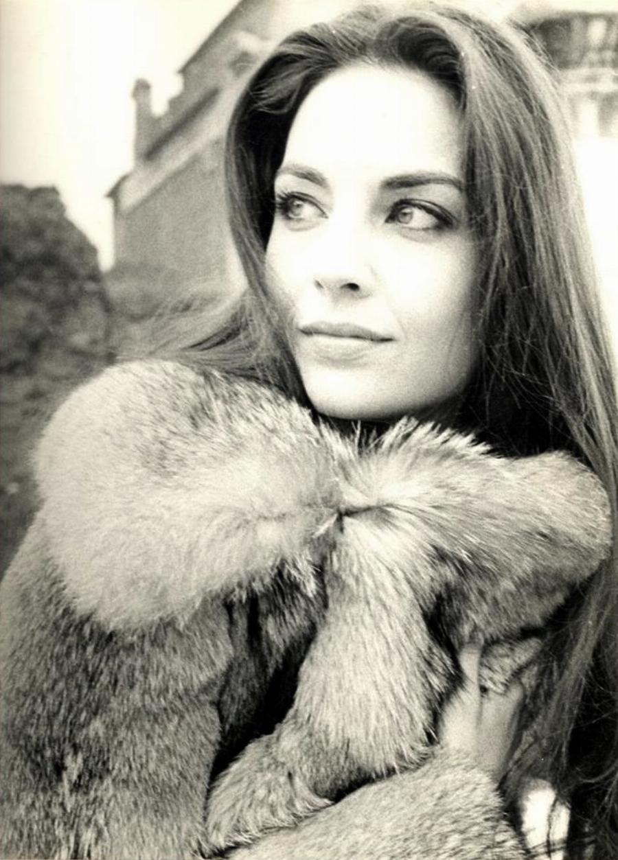 Όλγα Καρλάτου: Η ηθοποιός με τα καταπράσινα μάτια παραμένει όμορφη και εντυπωσιακή στα 74 της χρόνια