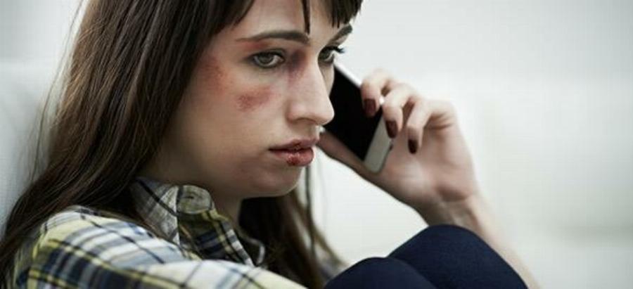 «Αν σηκώσει χέρι, φύγε αμέσως»: Συμβουλές από έναν ψυχοθεραπευτή με εμπειρία στην κακοποίηση γυναικών