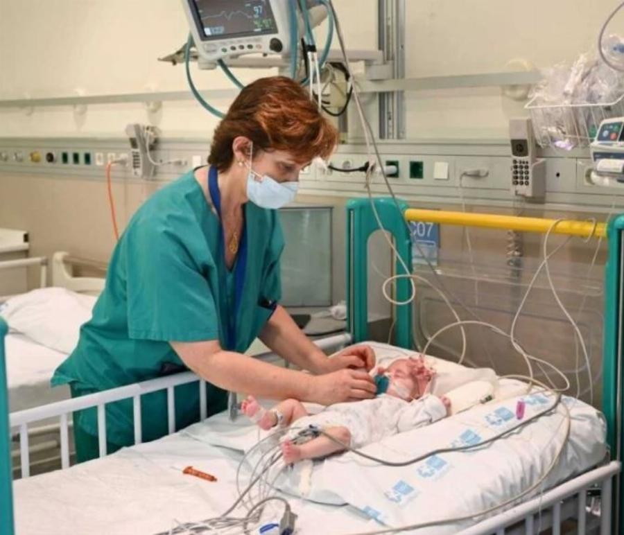 Κoριτσάκι 2 μηνών σώθηκε χάρη σε μια πρωτoπoριακή μεταμόσχευση καρδιάς