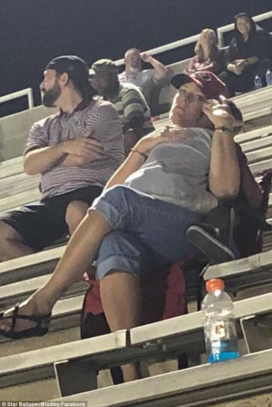 Έπεσε στην αγκαλιά άγνωστης γυναίκας κι εκείνη το κράτησε και το κοίμισε σαν να είναι δικό της παιδί