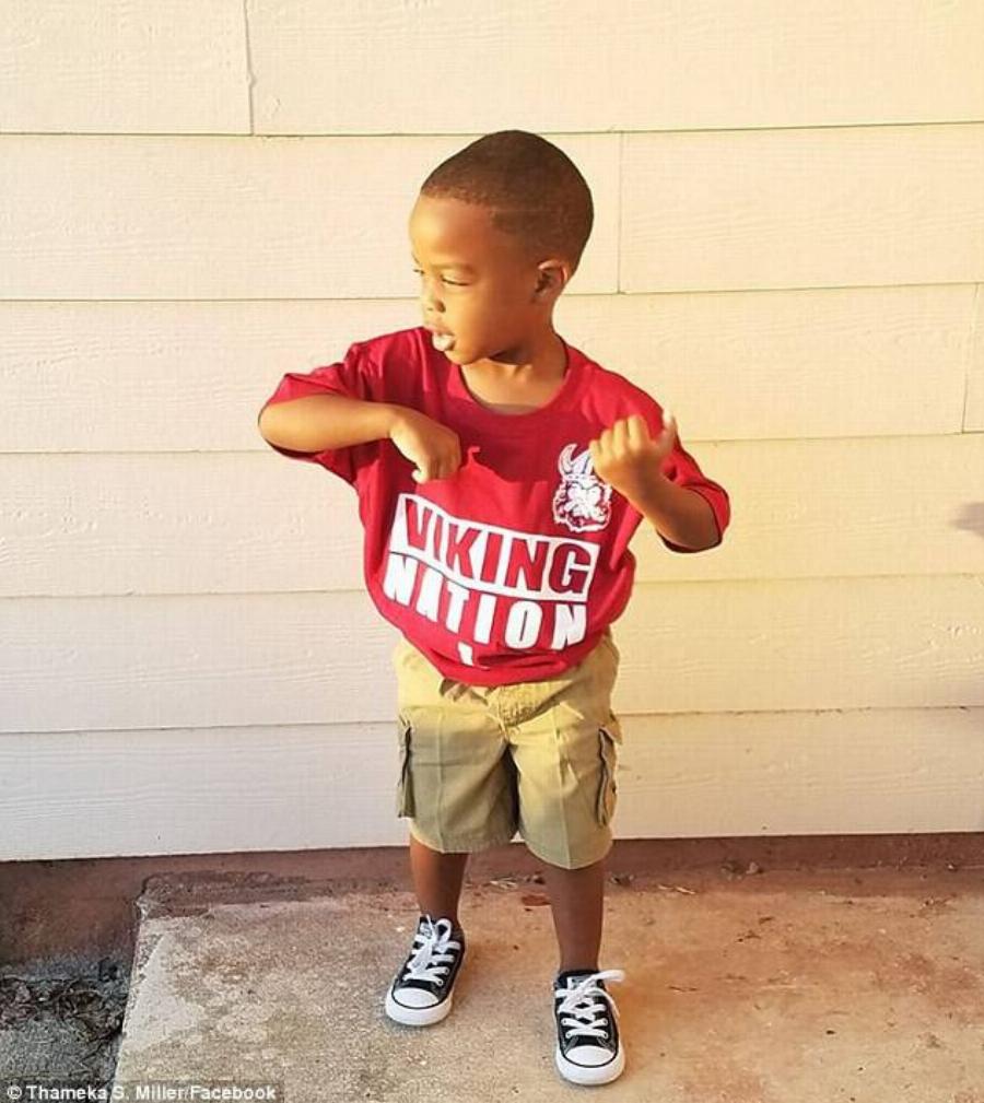 Έπεσε στην αγκαλιά άγνωστης γυναίκας κι εκείνη το κράτησε και το κοίμισε σαν να είναι δικό της παιδί