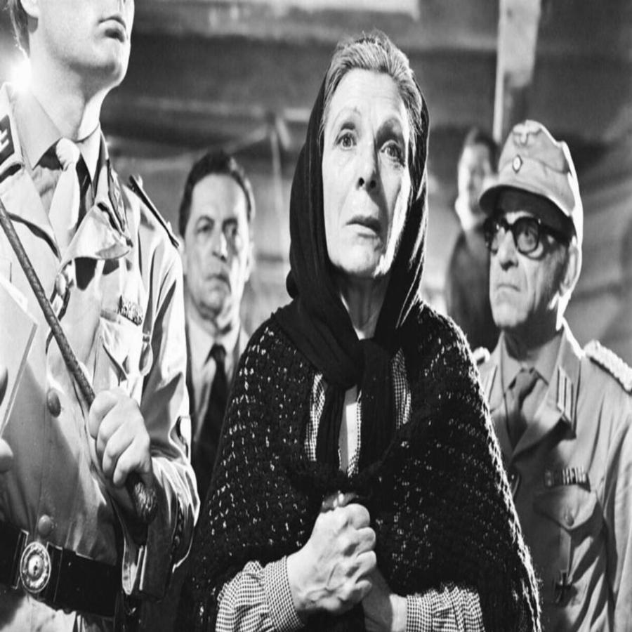 Ελένη Ζαφειρίου: Το σκληρό παιχνίδι της μοίρας, ο θάνατος της βιολογικής της μητέρας και η γλυκιά μητέρα του σινεμά