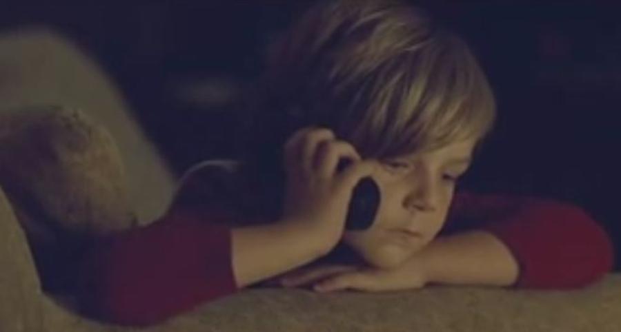 Ραγίζει καρδιές και συγκινεί το διαδίκτυο: Αγόρι 5 ετών παίρνει τηλέφωνο την αστυνομία για να βρει τη μαμά του στον Παράδεισο