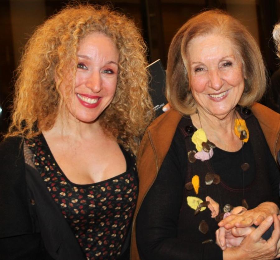 Κάρμεν Ρουγγέρη: Η παιδική ηλικία στο μοναστήρι, η καριέρα ως αεροσυνοδός, η καρμική γνωριμία με τον σύζυγο και ο ρόλος που αγάπησε