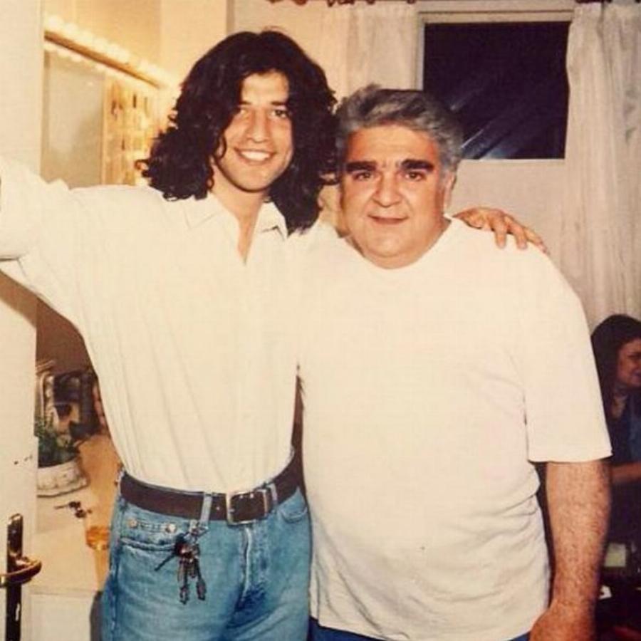 Σαν να μην πέρασε μία μέρα: Πως έμοιαζαν διάσημοι Έλληνες τη δεκαετία του 90