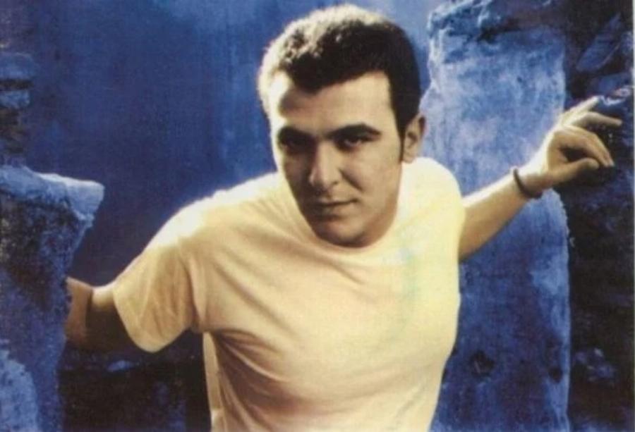 Σαν να μην πέρασε μία μέρα: Πως έμοιαζαν διάσημοι Έλληνες τη δεκαετία του 90