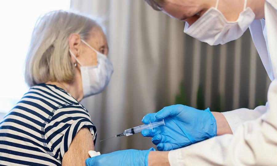 Εκτός εαυτού on air γυναίκα για τον υποχρεωτικό εμβολιασμό: «100 να είναι οι μέρες τους και πολλές είπα»