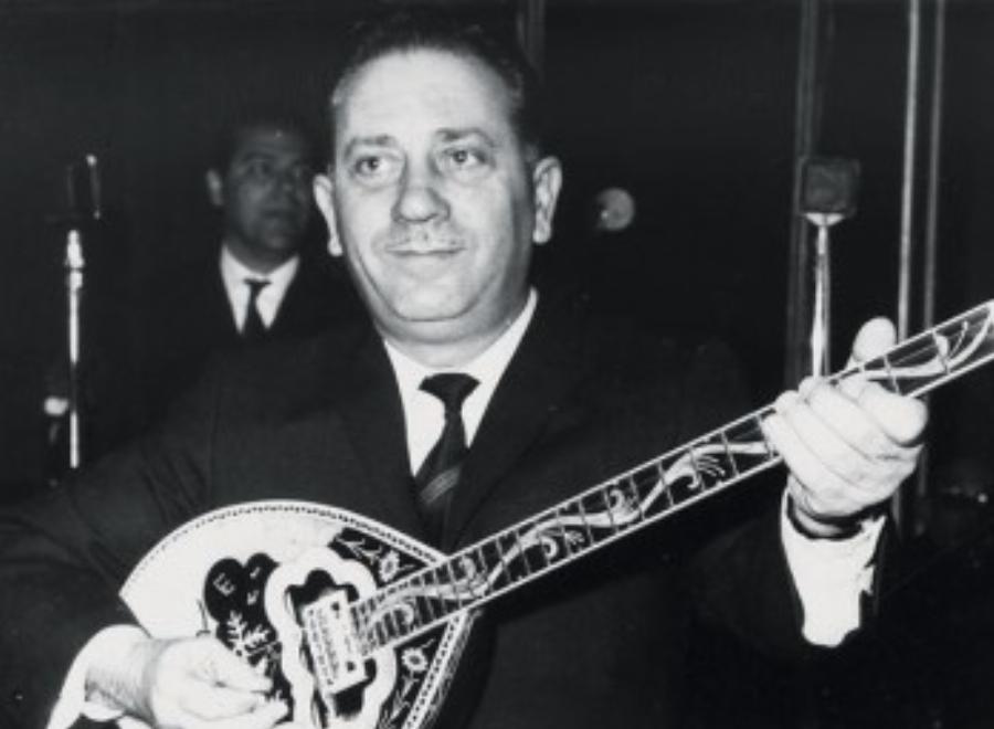 Γιώργος Ζαμπέτας: Ο έρωτας με τη 15χρονη Αργυρώ, η φυλακή, η δουλειά στο κουρείο, ο «γιος» Δημήτρης Μητροπάνος και το τέλος