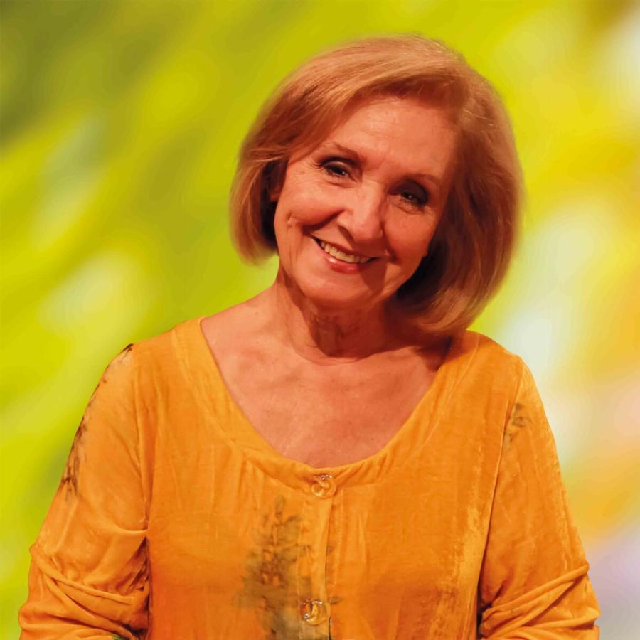 Κάρμεν Ρουγγέρη: Η παιδική ηλικία στο μοναστήρι, η καριέρα ως αεροσυνοδός, η καρμική γνωριμία με τον σύζυγο και ο ρόλος που αγάπησε