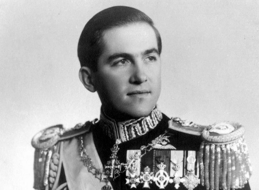 Κωνσταντίνος Β’: Ο αιφνίδιος θάνατος του πατέρα του, ο θρόνος στα 24, ο παραμυθένιος γάμος και το τούνελ που οδηγούσε τη Βουγιουκλάκη στο Τατόι