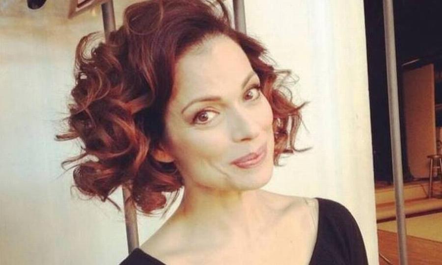 Δάφνη Λαμπρόγιαννη: Τα φτωχικά παιδικά χρόνια, η αποχώρηση της απ’ την Μουρμούρα και η περηφάνια για την καταγωγή της