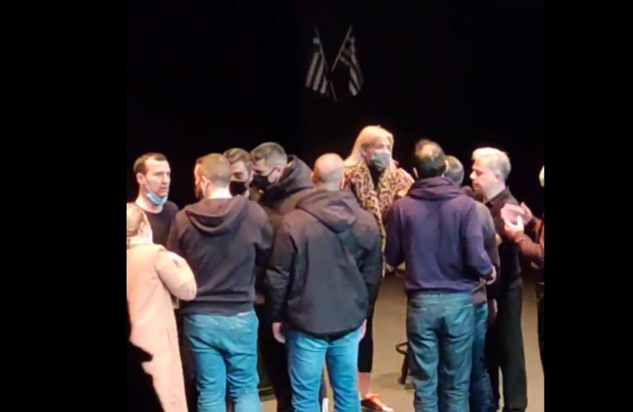 Εισέβαλε με μπράβους η Σάσα Σταμάτη στη σκηνή για να τη διακόψει – Σάλος με την παράσταση του Ζαραλίκου