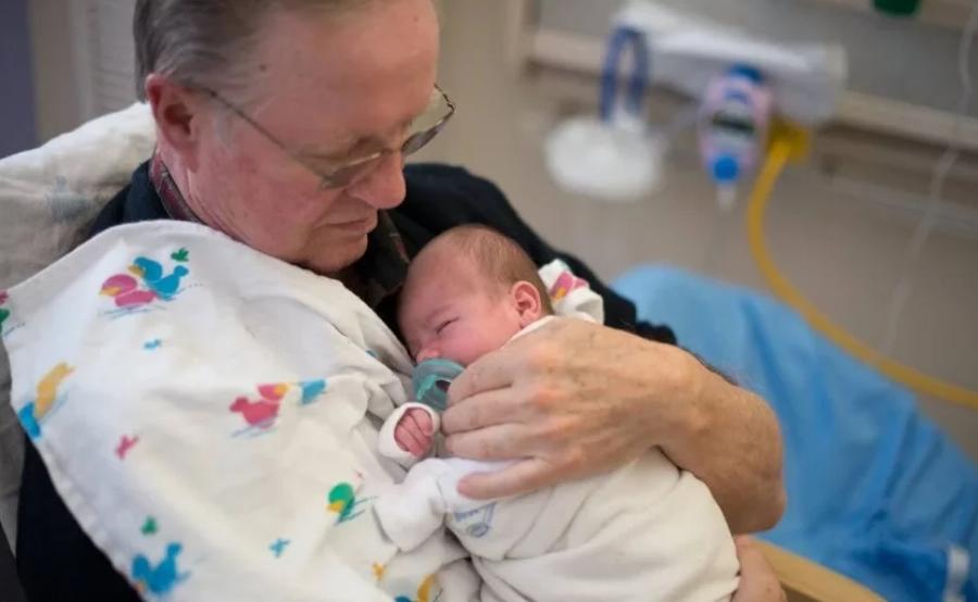 Εθελοντές αγκαλιάς για απροστάτευτα βρέφη – Η πιο όμορφη δουλειά στον κόσμο