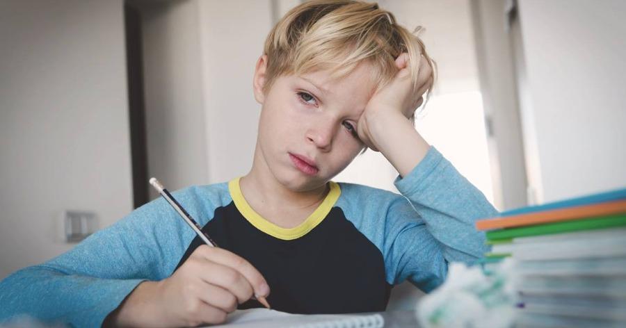 «Είμαι μπουμπούνας, το είπε κι ο μπαμπάς» – Το γράμμα ενός μαθητή δημοτικού που προβληματίζει και συγκινεί