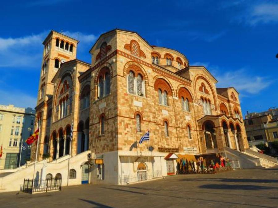 Αγία Τριάδα Πειραιά: Ο Δεσπότης είπε ότι είδε Αγγέλους και σταμάτησε τη Λειτουργία