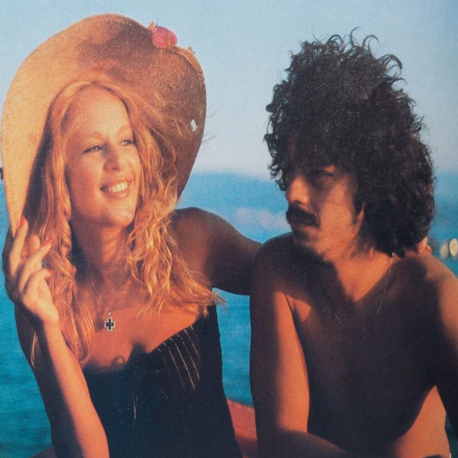 Αλίκη Βουγιουκλάκη: Ο θυελλώδης έρωτας με τον Βλάσση Μπονάτσο, το τελευταίο καλοκαίρι και η φωτογράφιση στη Σαντορίνη