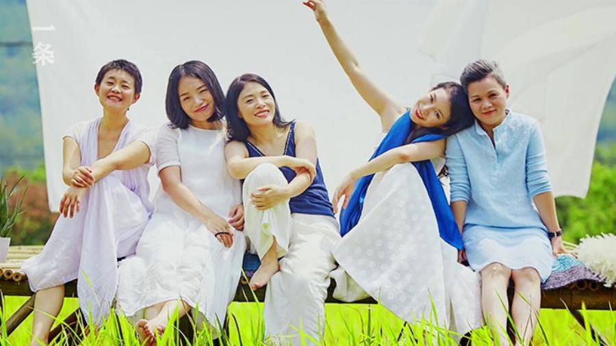 Αληθινή φιλία: 7 φίλες έχτισαν μαζί το σπίτι των ονείρων τους για να περάσουν ολόκληρη τη ζωή μαζί