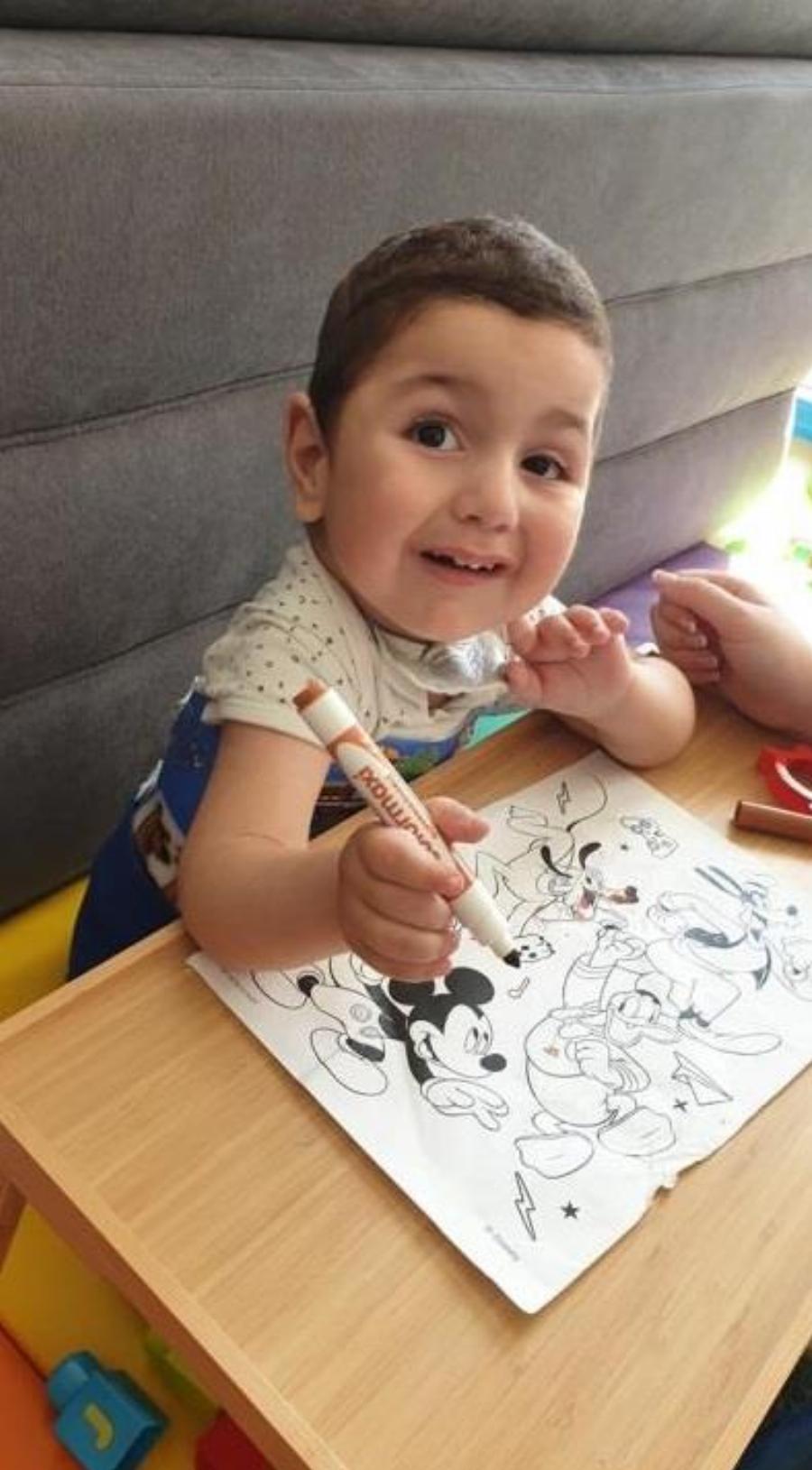 Ο μικρός Αντώνης με νωτιαία μυϊκή ατροφία κέρδισε τη μάχη για τη ζωή