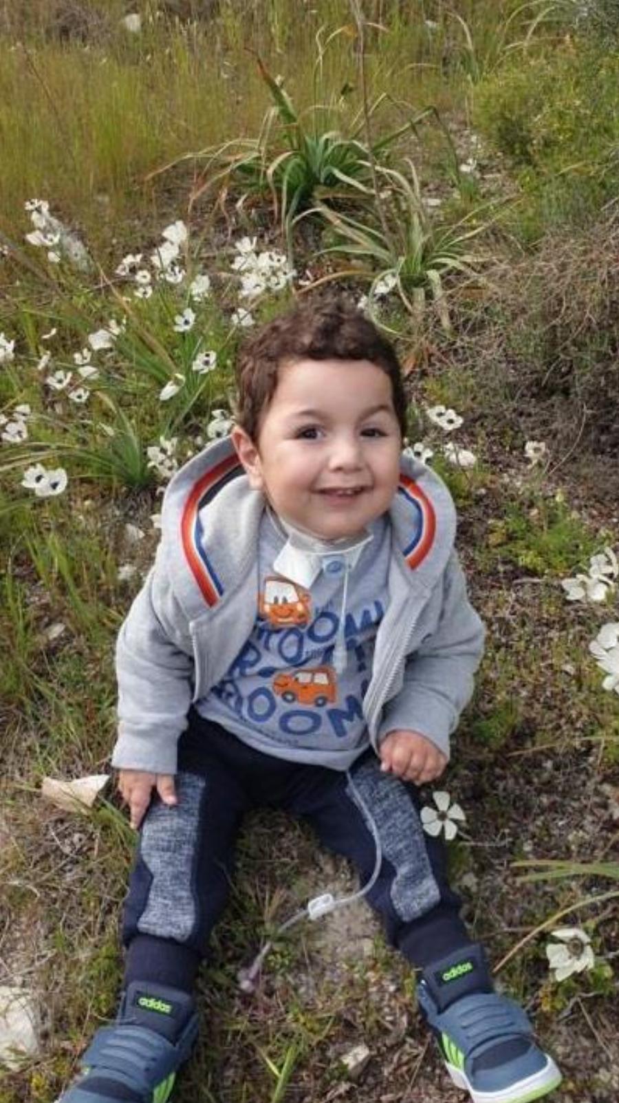 Ο μικρός Αντώνης με νωτιαία μυϊκή ατροφία κέρδισε τη μάχη για τη ζωή