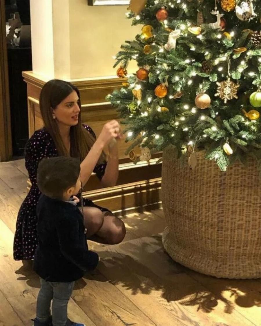 Διάσημοι Έλληνες γονείς έστειλαν τις ωραιότερες ευχές: 20 Χριστουγεννιάτικες οικογενειακές φωτογραφίες