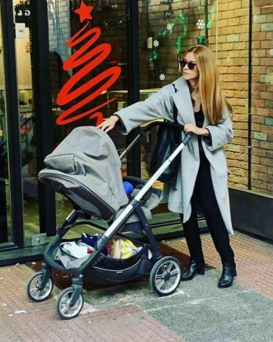 Διάσημοι Έλληνες γονείς έστειλαν τις ωραιότερες ευχές: 20 Χριστουγεννιάτικες οικογενειακές φωτογραφίες