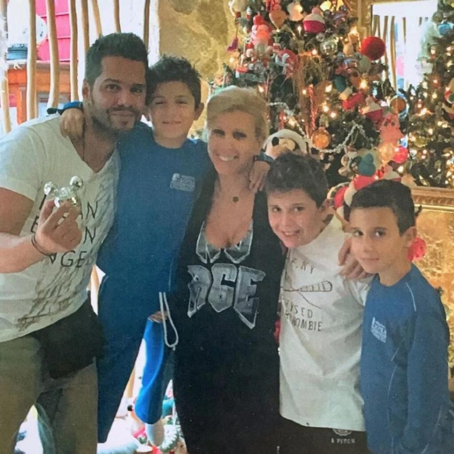 Διάσημοι Έλληνες γονείς έστειλαν τις ωραιότερες ευχές: 20 Χριστουγεννιάτικες οικογενειακές φωτογραφίες