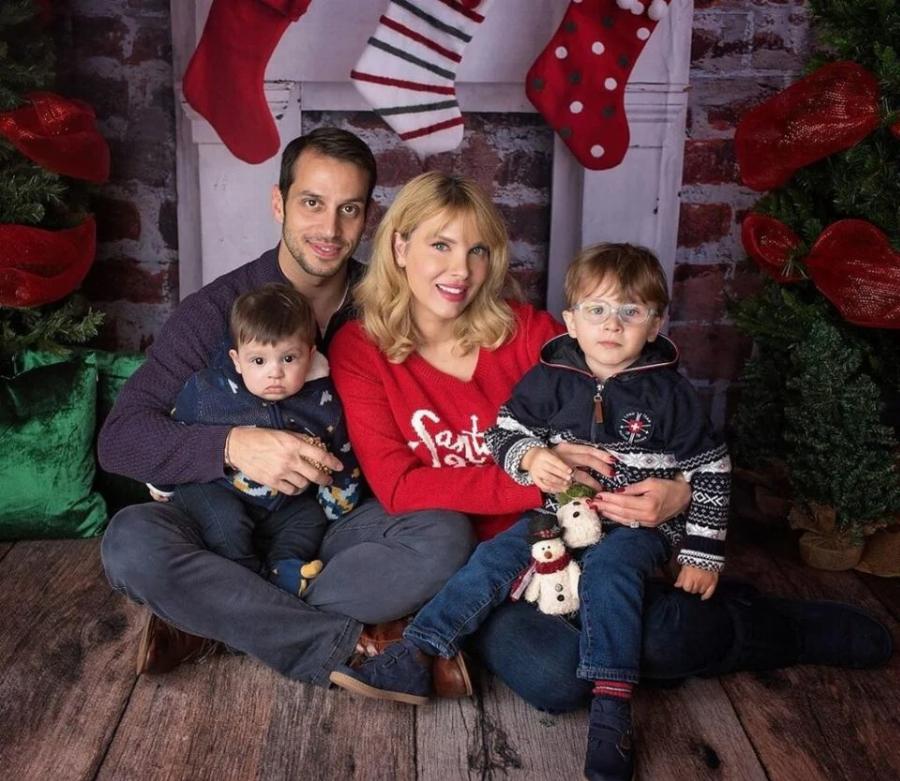 Διάσημοι Έλληνες γονείς έστειλαν τις ωραιότερες ευχές: 20 Χριστουγεννιάτικες οικογενειακές φωτογραφίες