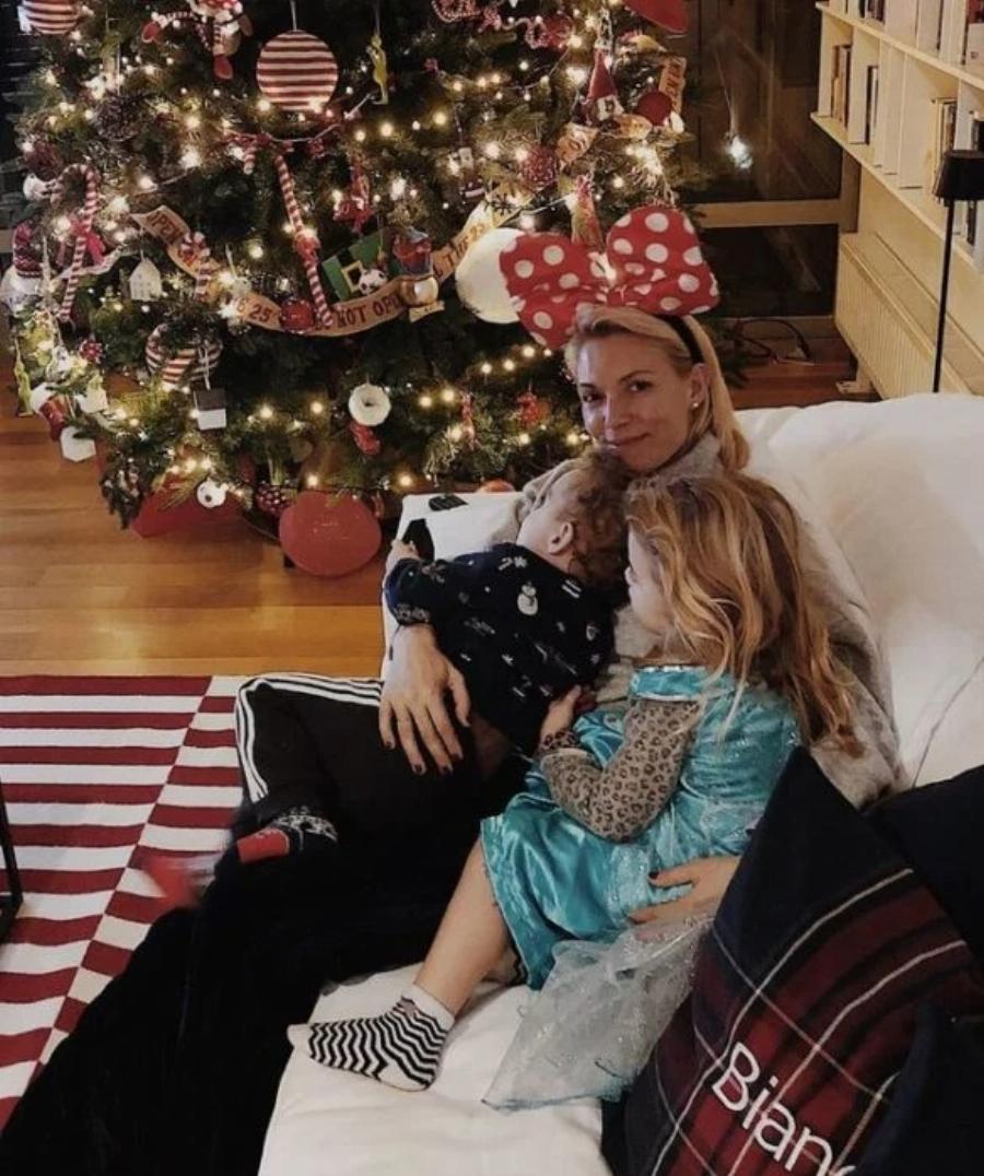 Διάσημοι Έλληνες γονείς έστειλαν τις ωραιότερες ευχές: 20 Χριστουγεννιάτικες οικογενειακές φωτογραφίες