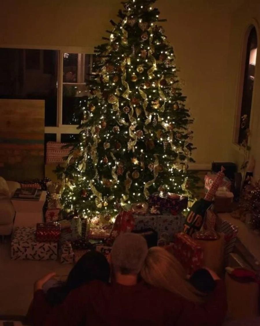 Διάσημοι Έλληνες γονείς έστειλαν τις ωραιότερες ευχές: 20 Χριστουγεννιάτικες οικογενειακές φωτογραφίες