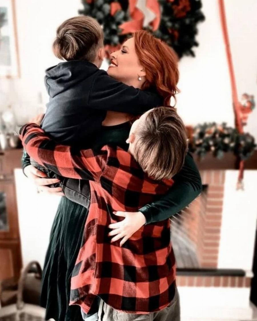 Διάσημοι Έλληνες γονείς έστειλαν τις ωραιότερες ευχές: 20 Χριστουγεννιάτικες οικογενειακές φωτογραφίες