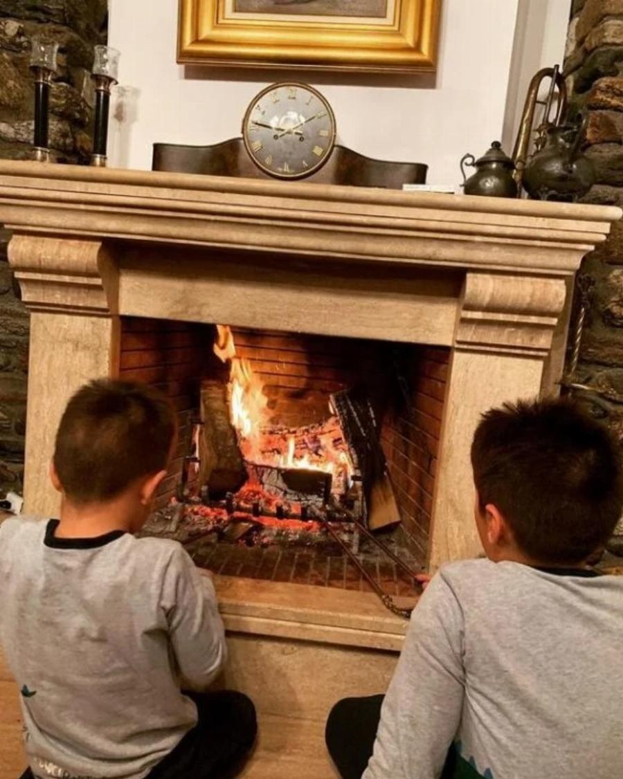 Διάσημοι Έλληνες γονείς έστειλαν τις ωραιότερες ευχές: 20 Χριστουγεννιάτικες οικογενειακές φωτογραφίες