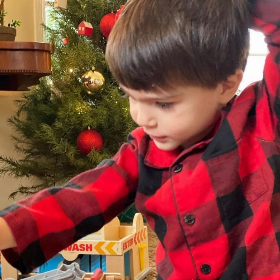 Διάσημοι Έλληνες γονείς έστειλαν τις ωραιότερες ευχές: 20 Χριστουγεννιάτικες οικογενειακές φωτογραφίες