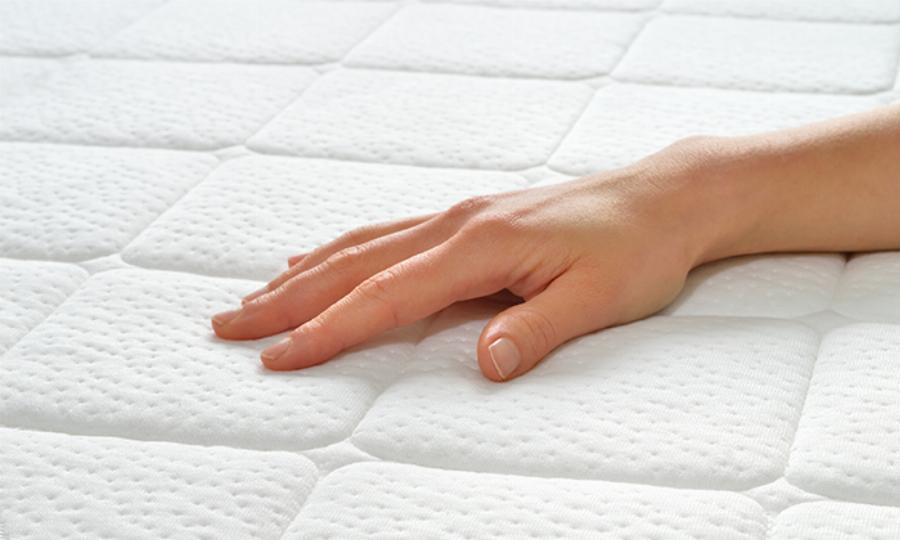 Καθαρίστε το στρώμα του κρεβατιού γρήγορα και εύκολα: Απαλλαγείτε από λεκέδες και ακάρεα με 2 υλικά που έχετε στην κουζίνα σας