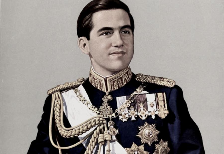 Κωνσταντίνος Β’: Ο αιφνίδιος θάνατος του πατέρα του, ο θρόνος στα 24, ο παραμυθένιος γάμος και το τούνελ που οδηγούσε τη Βουγιουκλάκη στο Τατόι