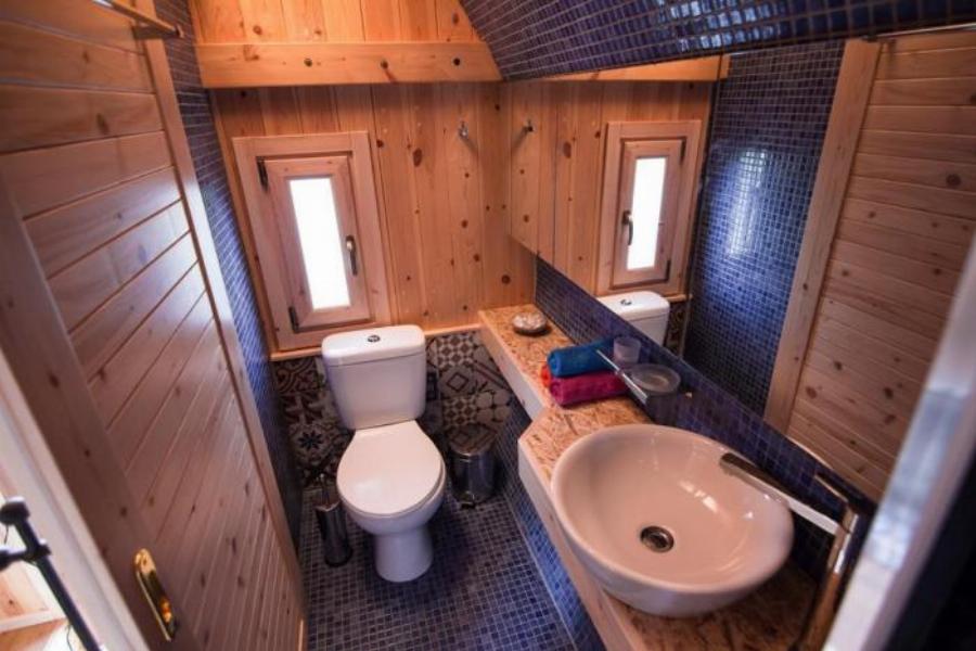 Νέα υπέροχη κατασκευή: Το σπίτι βαρέλι που έρχεται στο χώρο σου και κοιμίζει 6 άτομα με όλες τις ανέσεις